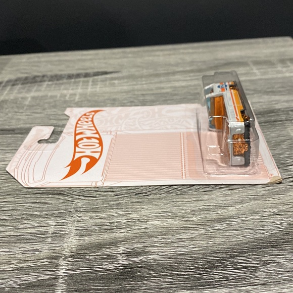 Hot Wheels | 52nd Anniversary #6/6: Volkswagen T2 Pickup - 1:64 Scale Die Cast - Picture 6 of 11